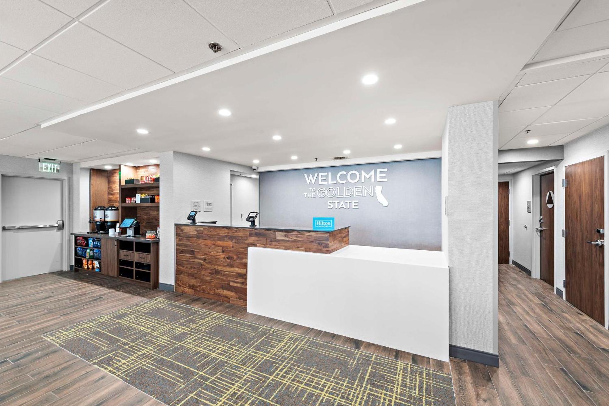 Hampton Inn Los Angeles Airport Lennox Bagian luar foto
